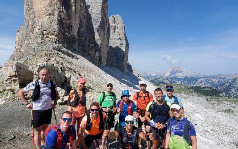 Groupe de trail dans les dolomites