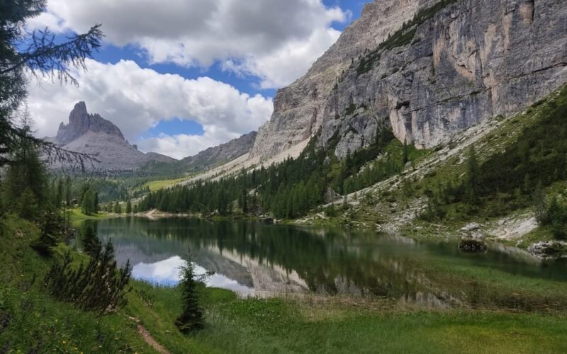 paysage de lacs dans les dolomites