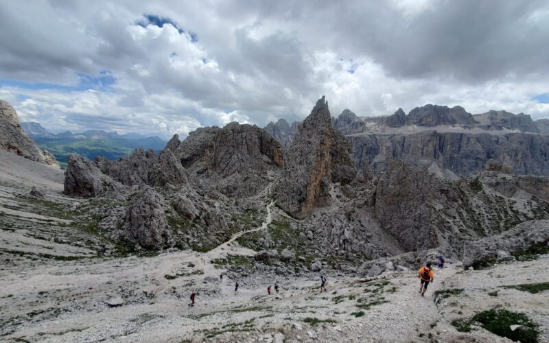 groupe de trail descend les dolomites