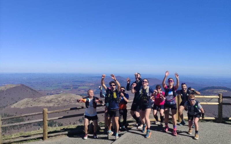 Groupe de participants au sommet du puy de Dôme lors d'un stage trail dans les Volcans d'Auvergne.