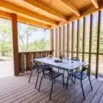 Terrasse du gîte accueillant les participants au stage trail dans les Volcans d'Auvergne.