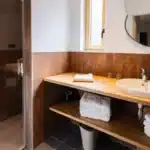 Salle de bain du gîte accueillant les participants au stage trail dans les Volcans d'Auvergne.