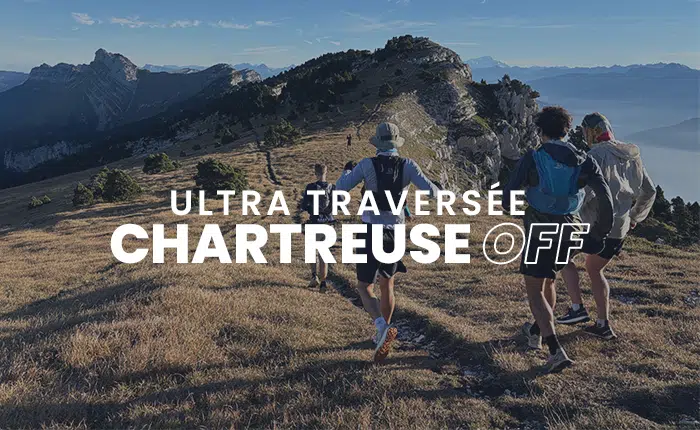 Groupe de coureurs de trail vus de dos progressant sur une crête ensoleillée du massif de la Chartreuse, avec l'inscription Ultra Traversée Chartreuse OFF.